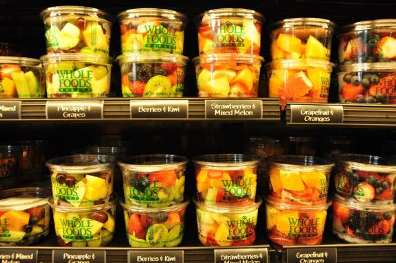 Diversos tipos de saladas de frutas no Whole Foods de Austin, no Texas. nos Estados Unidos